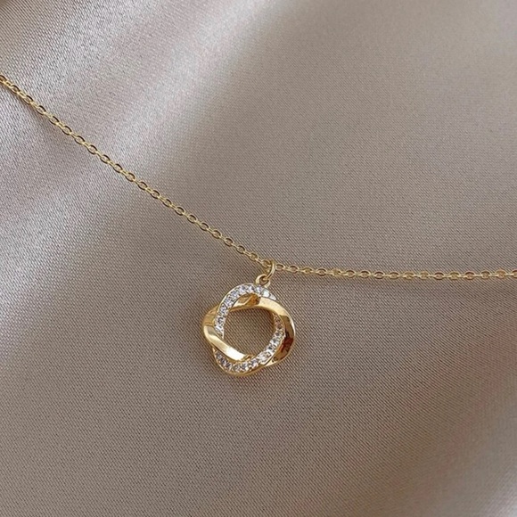 ❤️Gold and Diamond Twisted Pendant Necklace - Picture 4 of 5